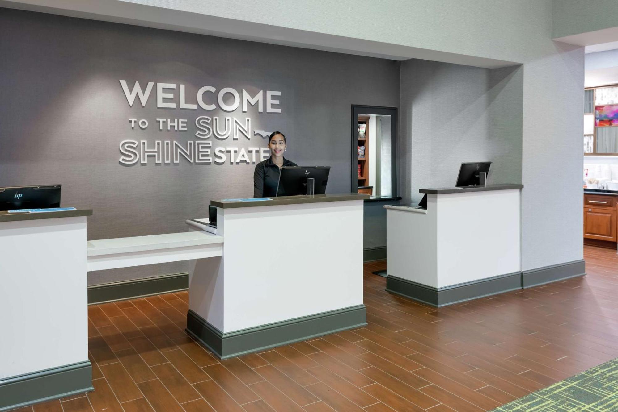 Hampton Inn & Suites Orlando Airport At Gateway Village Exterior photo