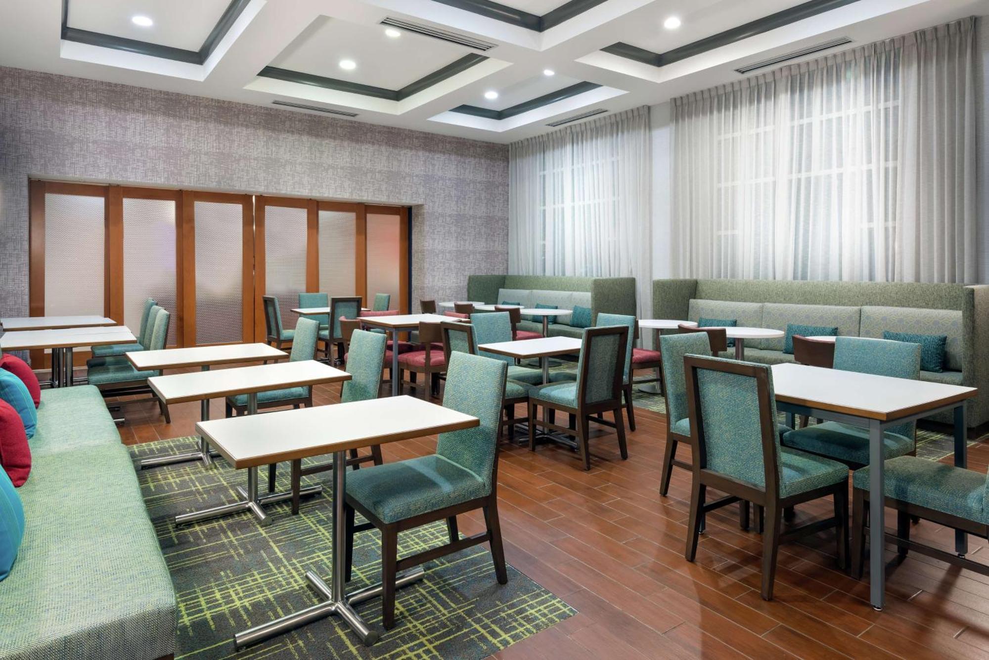 Hampton Inn & Suites Orlando Airport At Gateway Village Exterior photo